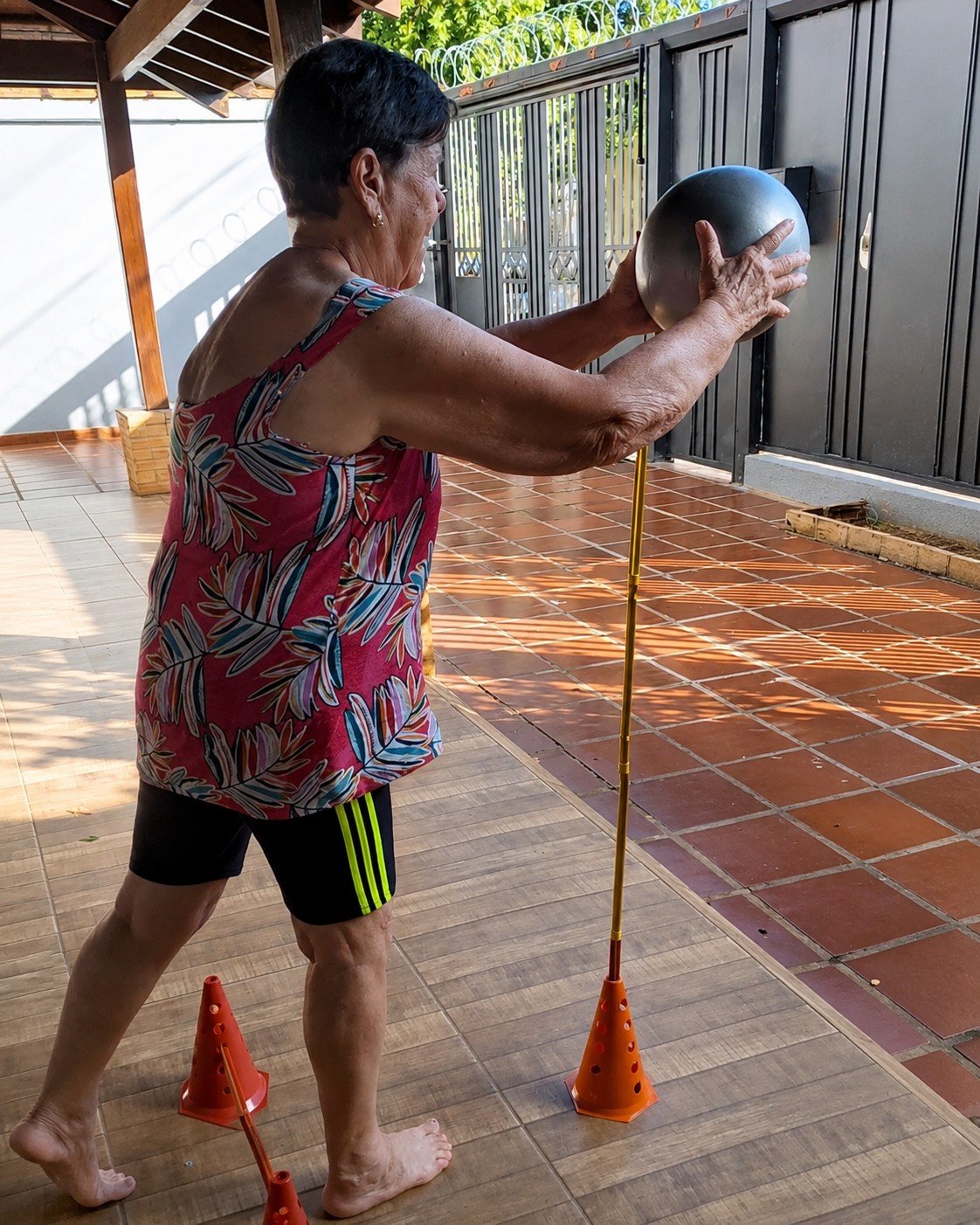 Paciente idosa em treino de equilíbrio e marcha no atendimento domiciliar
